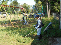 小学校の除草作業