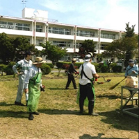 小学校の除草作業